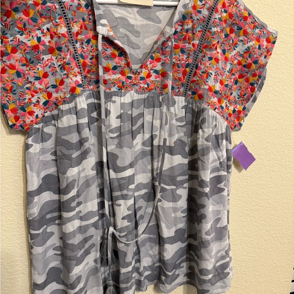 💋Savanna Jane Multicolor Floral and Camo Blouse - Picture 2 of 4